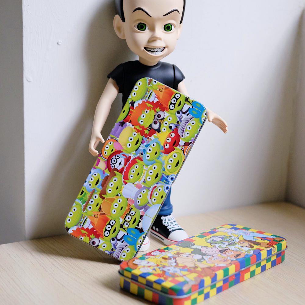 《玩具總動員》🇯🇵日本商品 經典角色滿版鐵盒 筆盒 收納盒 三眼怪 文具 收藏 日本製
