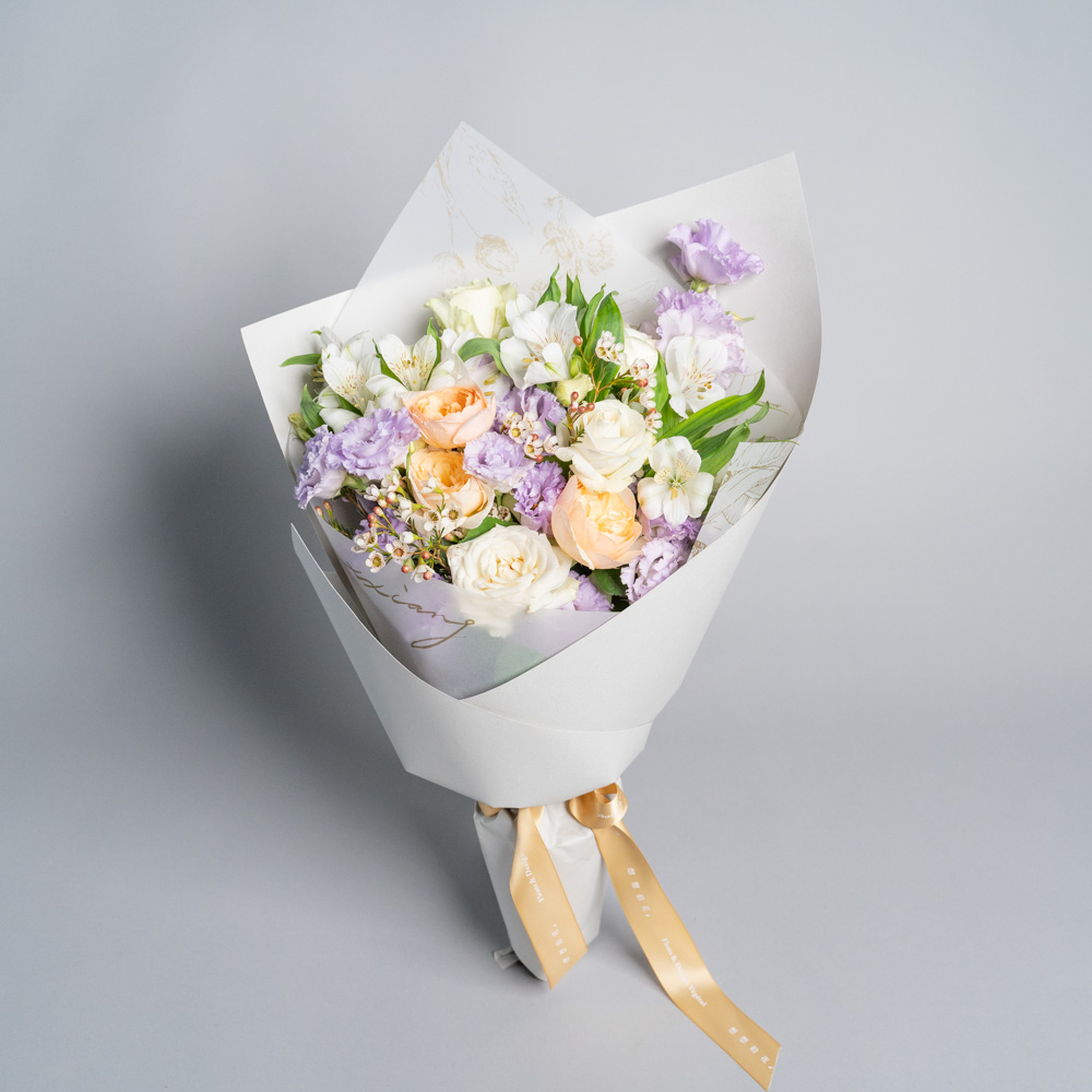 捧花練習曲 情人節花束 白玫瑰 台灣庭園玫瑰 淡紫桔梗 花面約30公分 請於結帳 備註欄 處填寫卡片內容 訂購人聯絡姓名及手機