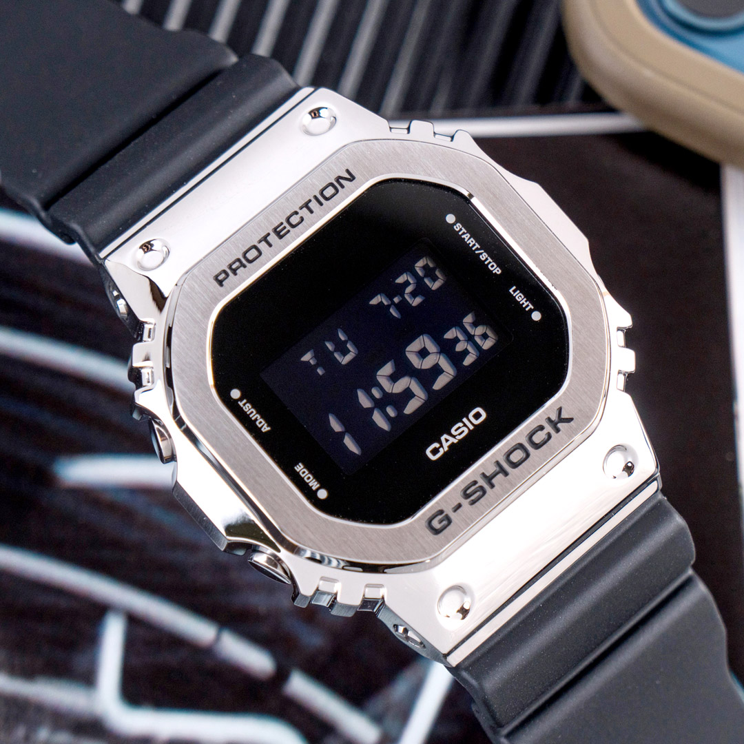 【母親節限定↘下殺73折!】現貨 G-SHOCK GM-5600-1 金屬強悍耐衝擊數位橡膠腕錶/黑x銀框 GM-5600-1DR 樹脂錶帶 計時碼錶  自動日曆 手錶 公司貨保固 熱賣中!