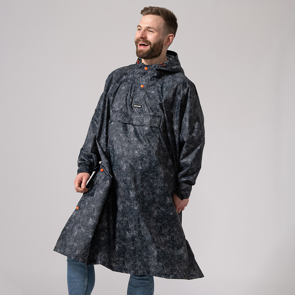 MAC IN A SAC FESTIVAL輕巧袋著走快穿雨衣MNS141黑灰/防水連帽斗篷雨衣