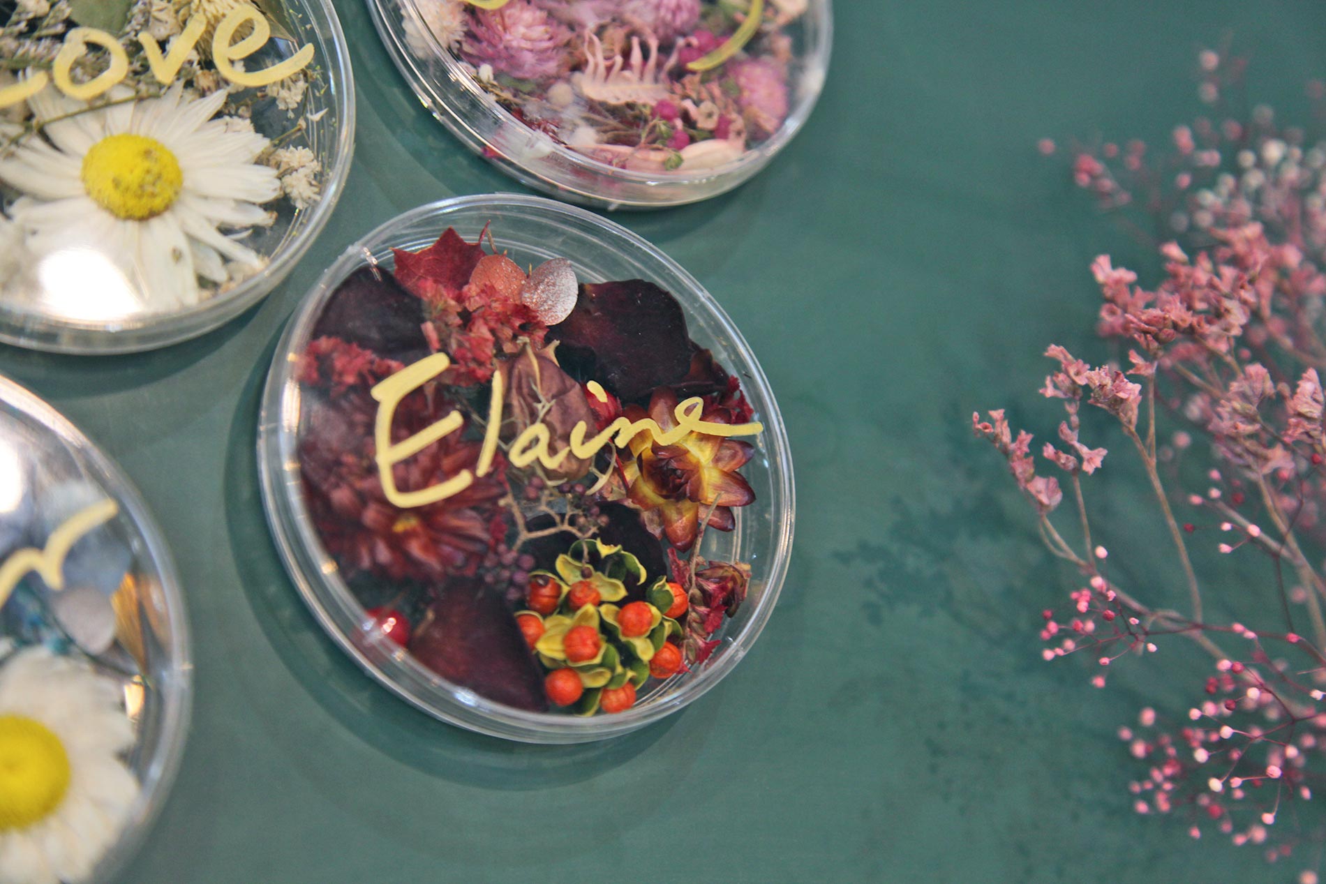 愛情小沸物 乾燥花小物 直徑9公分 可來訊客製色系 名字 短語 請於結帳 備註欄 處填寫收件日期 卡片內容 如需超商取貨請私訊客服