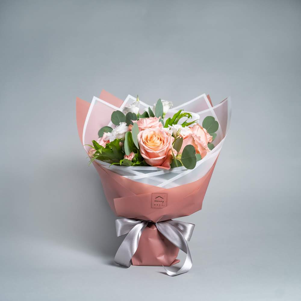 盈 執子之手 與子偕老 月老籤詩花束 附獨家籤詩卡片 第100籤 上上籤 進口粉玫 桔梗 迷你玫 花面約30公分 請於結帳 備註欄 處填寫收件日期 訂購人聯絡姓名及手機