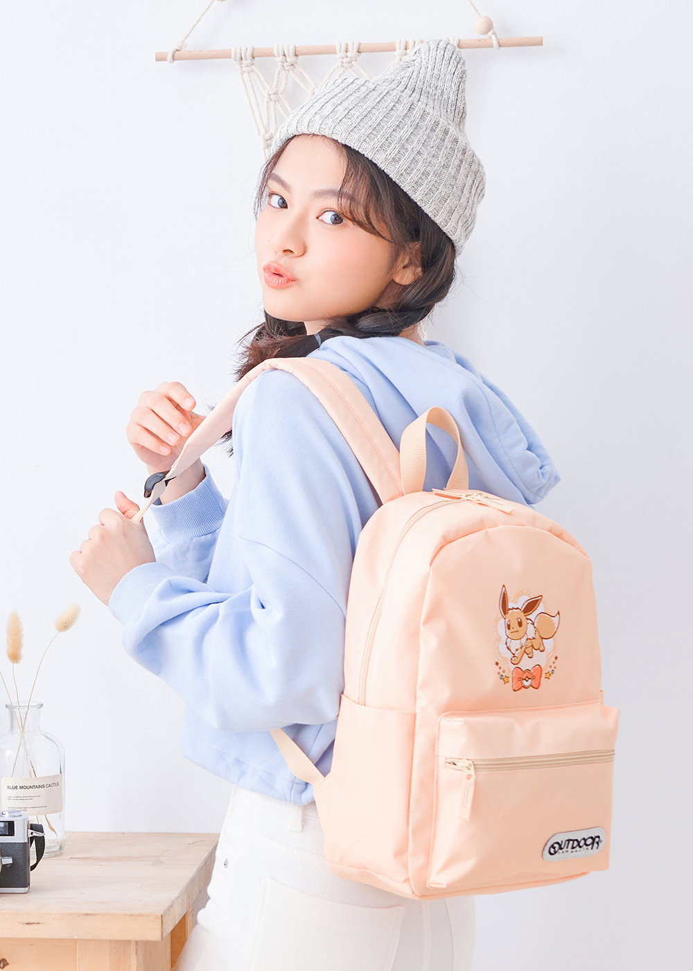 【OUTDOOR】寶可夢Pokemon-手繪風伊布後背包-奶茶色 ODGO21B01BE