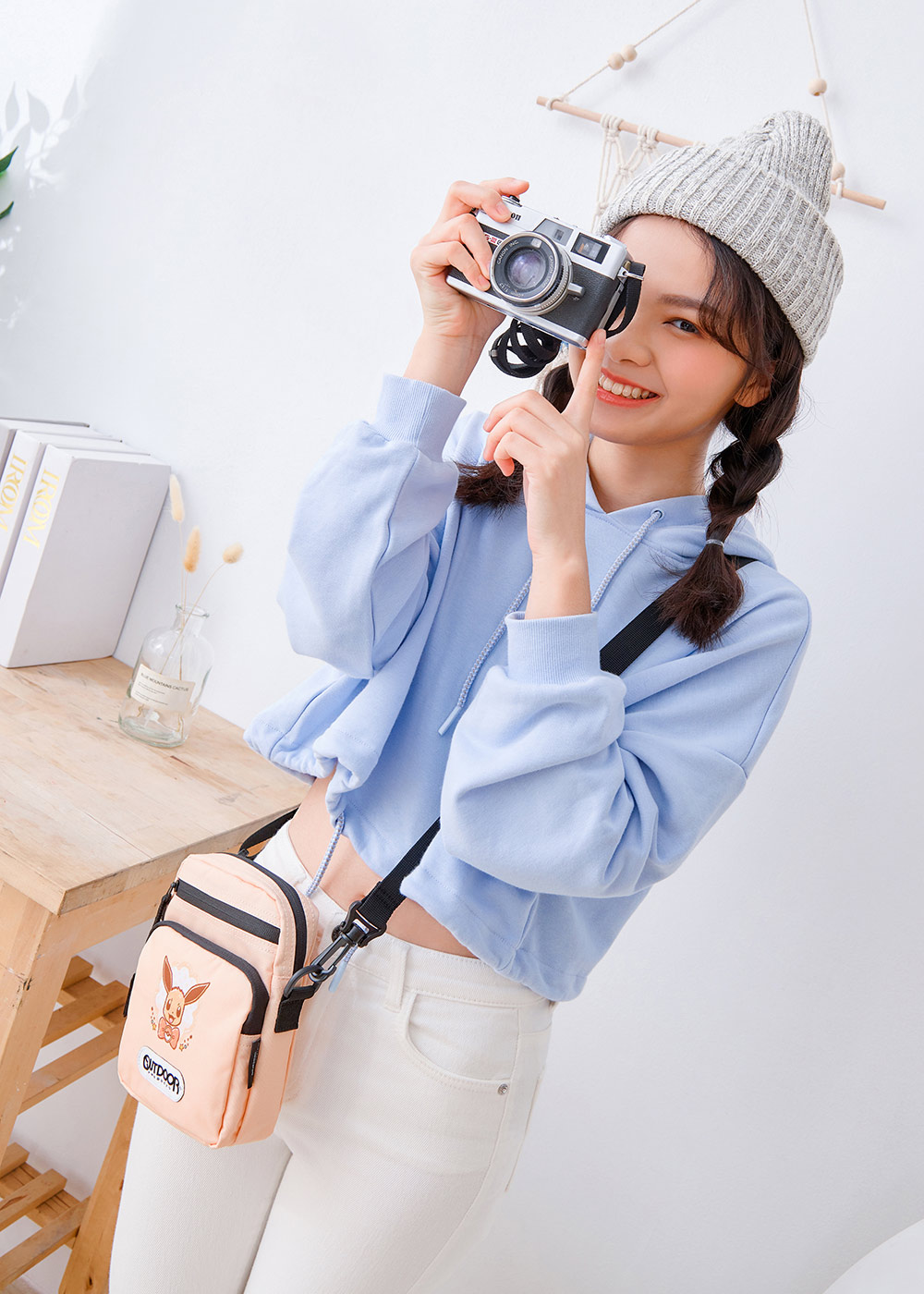 【OUTDOOR】寶可夢Pokemon-手繪風伊布直式側背包-奶茶色 ODGO21B02BE