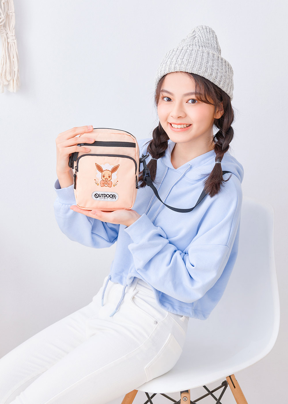 【OUTDOOR】寶可夢Pokemon-手繪風伊布直式側背包-奶茶色 ODGO21B02BE