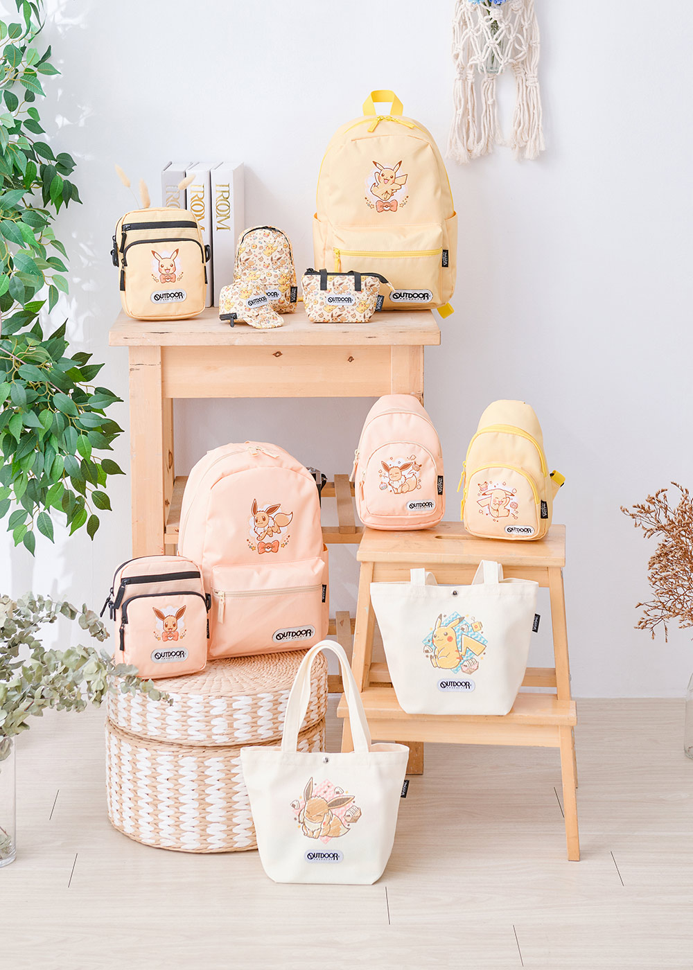 【OUTDOOR】寶可夢Pokemon-手繪風伊布直式側背包-奶茶色 ODGO21B02BE