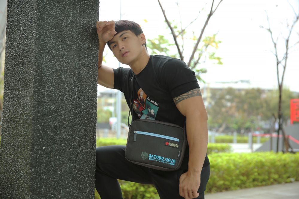 【咒術迴戰】五條悟橫式側背包 #黑 JK21-A4-62BK