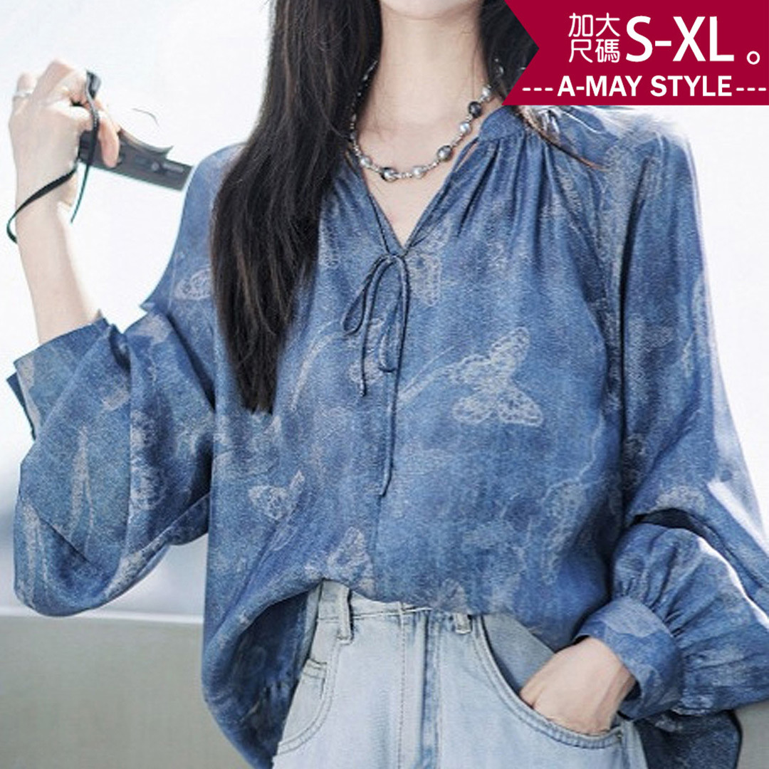 加大碼上衣 復古藍渲染印花設計V領燈籠袖襯衫( S-XL)【XAM240848-2】＊艾美時尚(現 預)