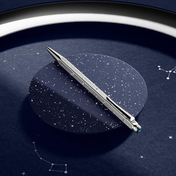 卡達CARAN D'ACHE 艾可朵 Cosmic Blue宇宙星河 原子筆禮盒(搭配專屬小牛皮筆套)(2024聖誕特別版)