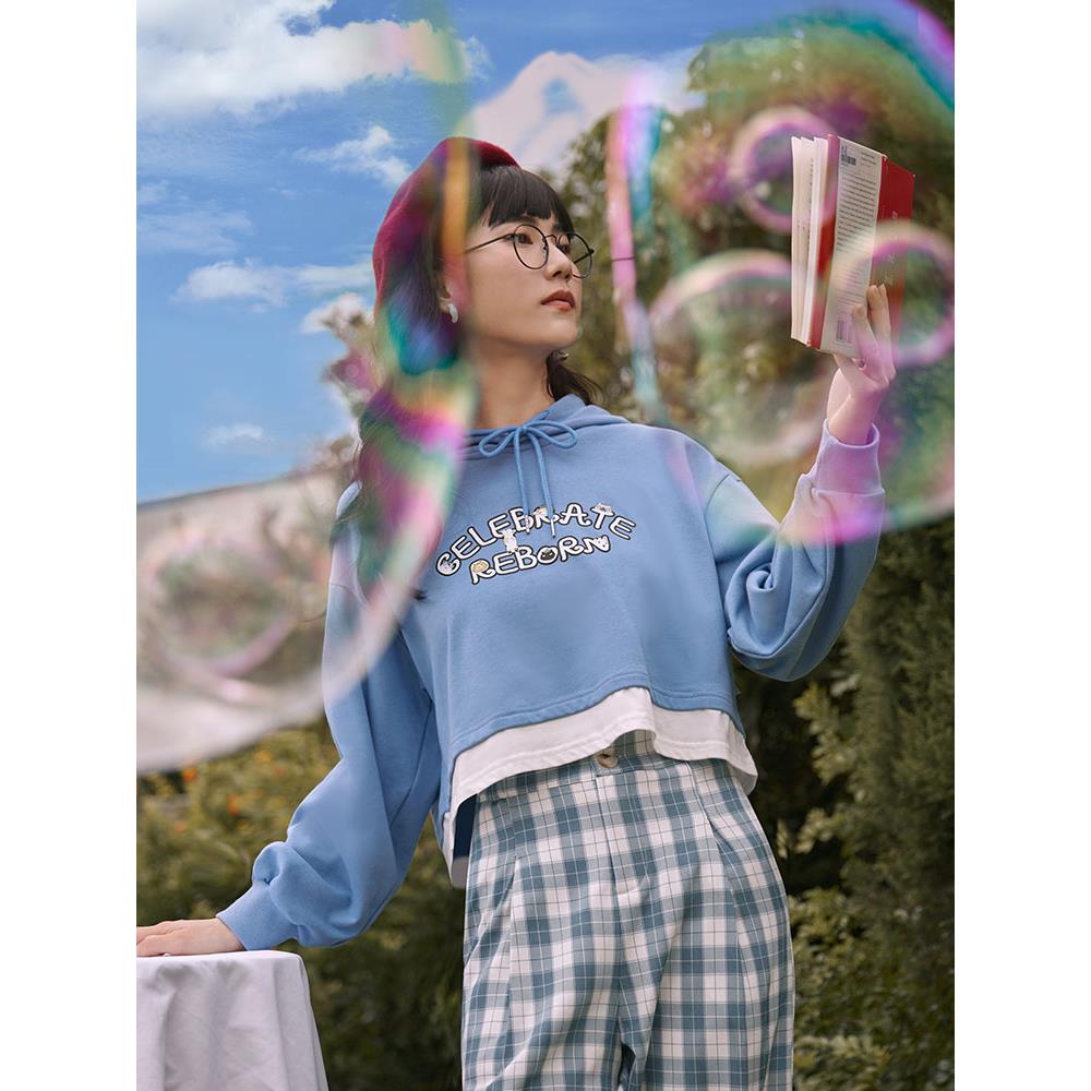 貓小姐．假兩件英文貓頭印花短版連帽上衣