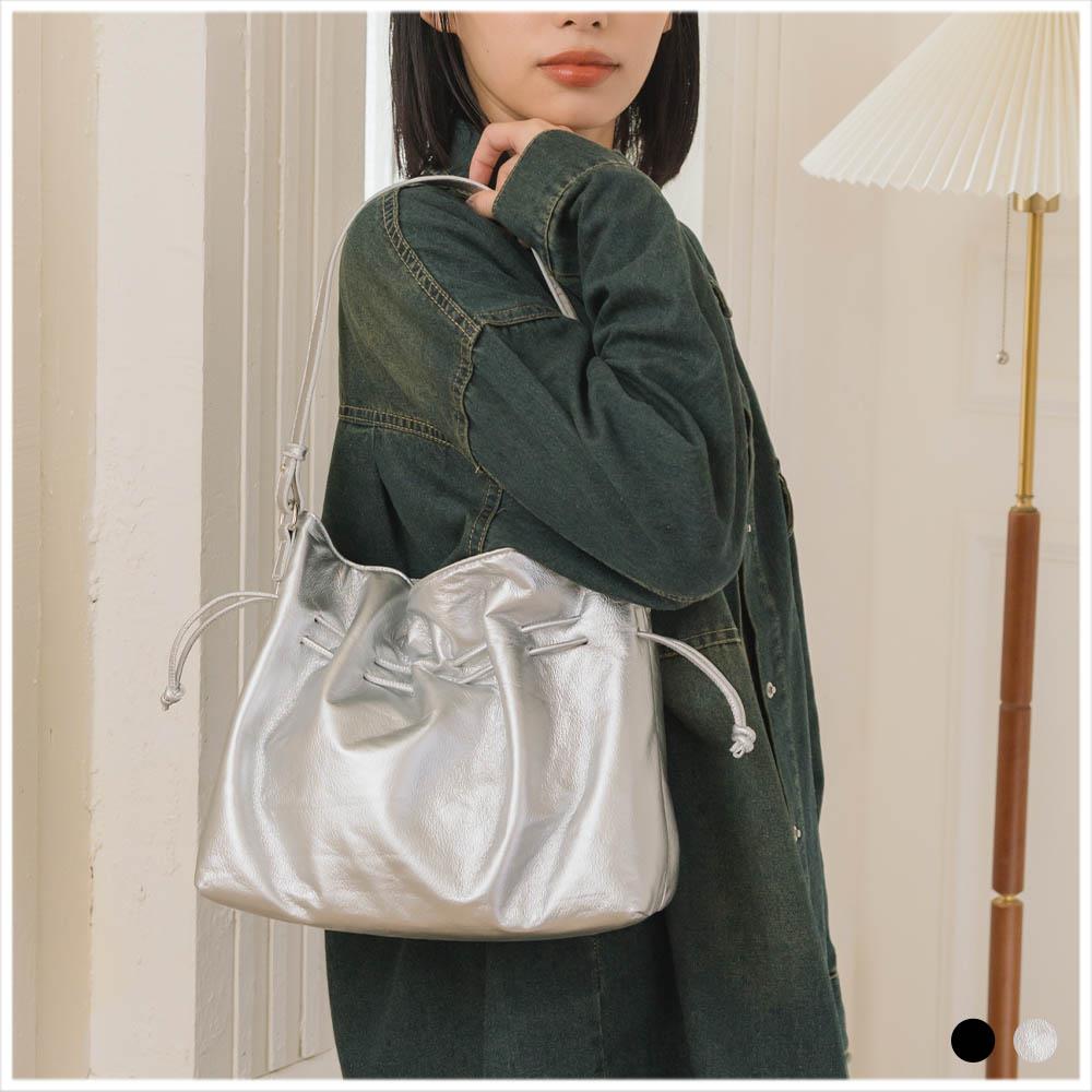 天藍小舖-法式抽繩褶皺肩背/斜背水桶包-共2色-$490【A15153049】
