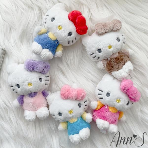 Ann’S 正版三麗鷗授權-HELLO KITTY繽紛毛絨絨經典吊帶褲小玩偶-3吋