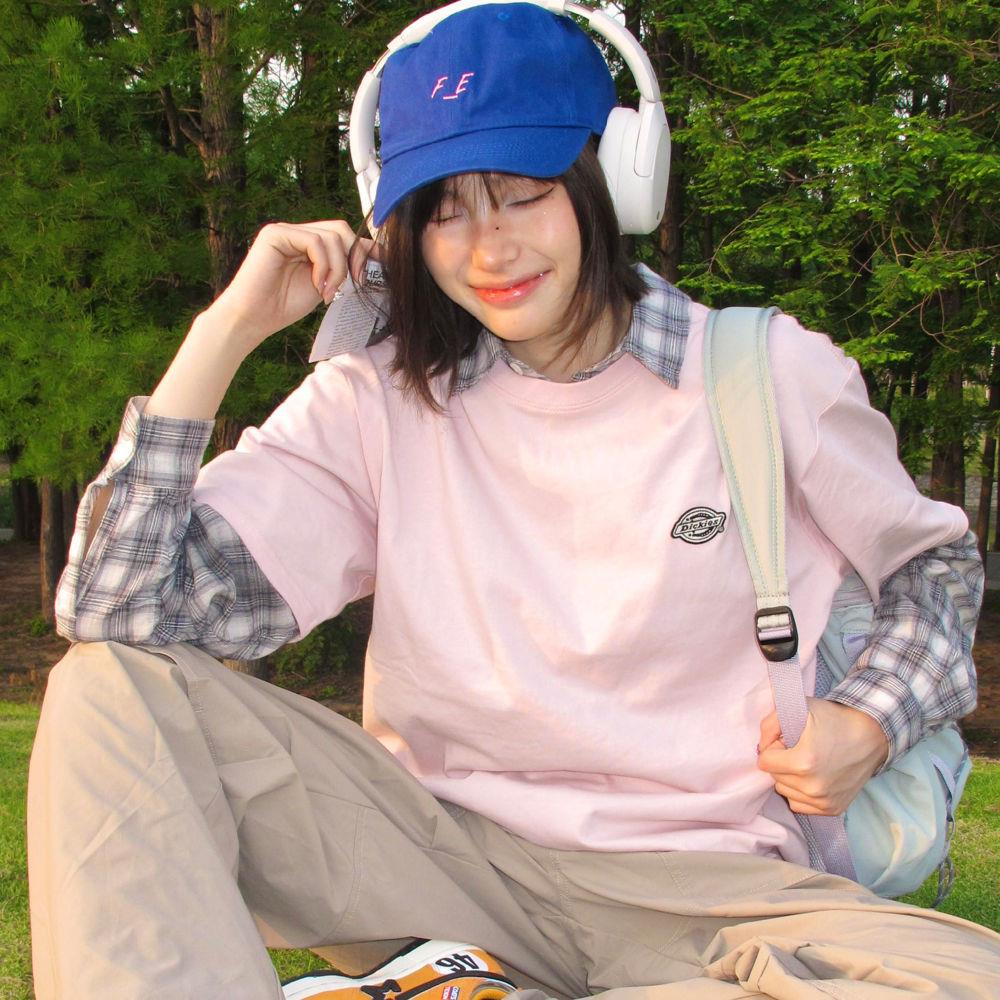 Dickies男女款荷花粉純棉胸前刺繡小Logo休閒短袖T恤|DK0A889IB80