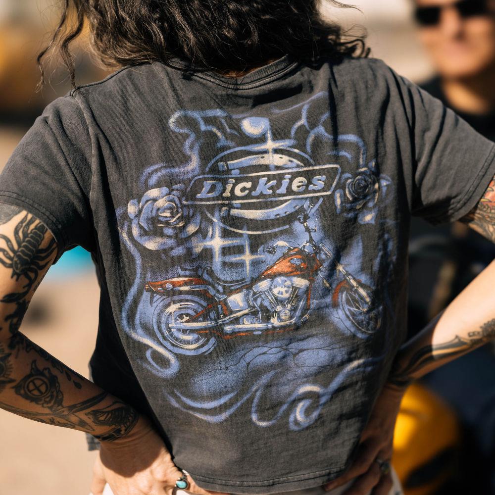【HARLEY DAVIDSON 聯名】Dickies女款黑色水洗純棉背部復古圖案印花短版休閒短袖T恤|DK0A87KRBLK