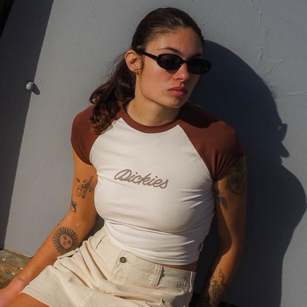 Dickies女款卡布奇諾棕撞色衣袖胸前Logo印花彈性短版短袖T恤|DK0A87TCK47