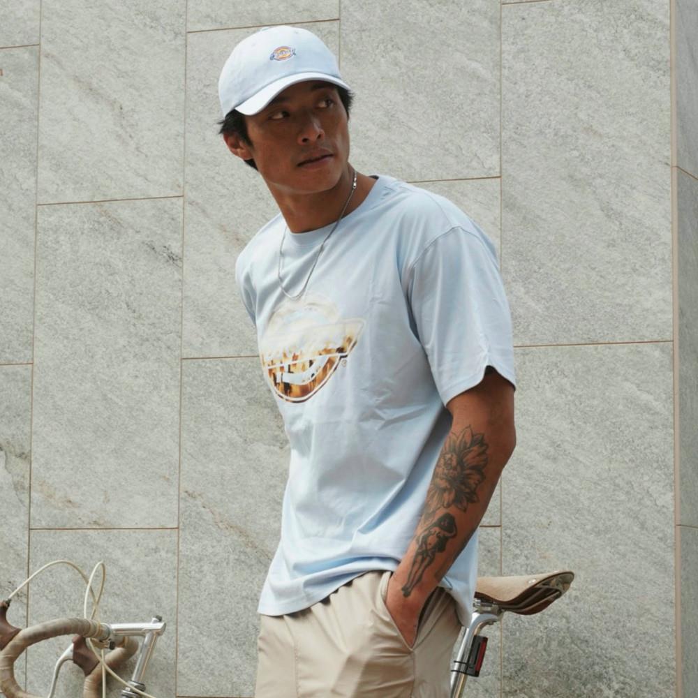 Dickies男女款天空藍胸前漸層Logo圖案印花舒適透氣寬鬆短袖T恤|DK0A88I7K54