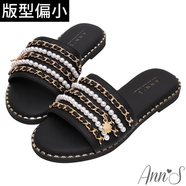 Ann’S防潑水爽膚皮-金鍊珍珠貝殼吊飾寬版圓頭涼拖鞋1.5cm-黑(版型偏小)