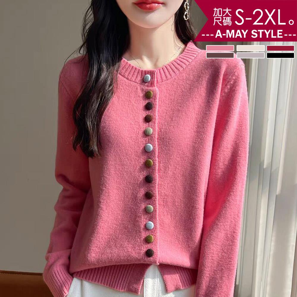 春新品 加大碼上衣 毛衣 繽紛排釦造型純色圓領針織衫(S-2XL)【XAM250335】＊艾美時尚(現+預)