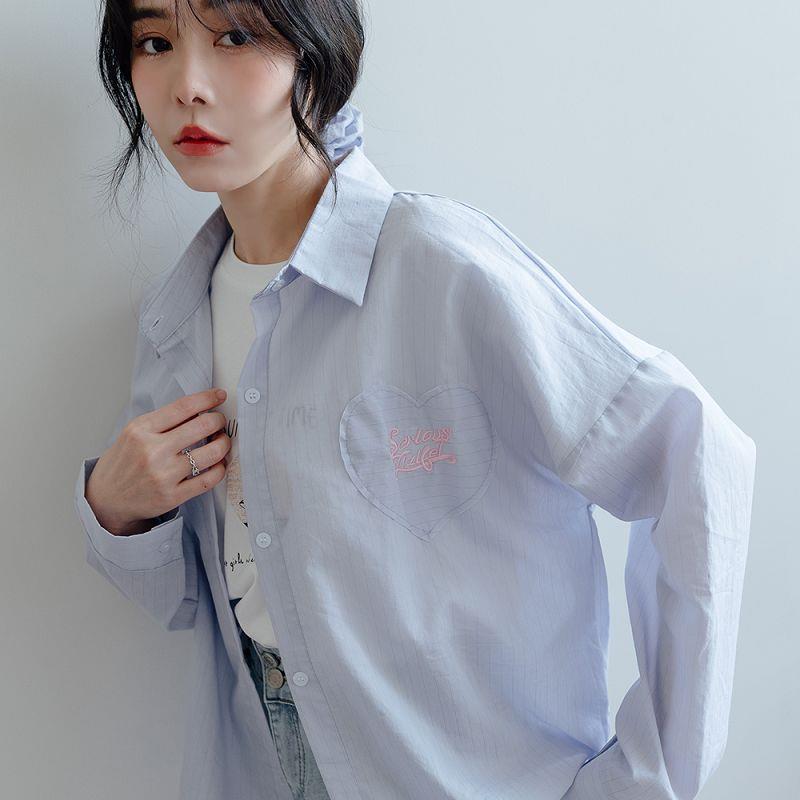 現貨★附髮圈！粉色英字刺繡愛心透膚細直紋襯衫(共2色)0603 【NR1089】