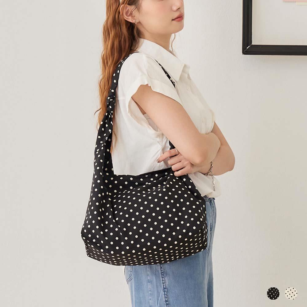 天藍小舖-黑白小圓點輕量肩背包-共2色-$490【A15153117】
