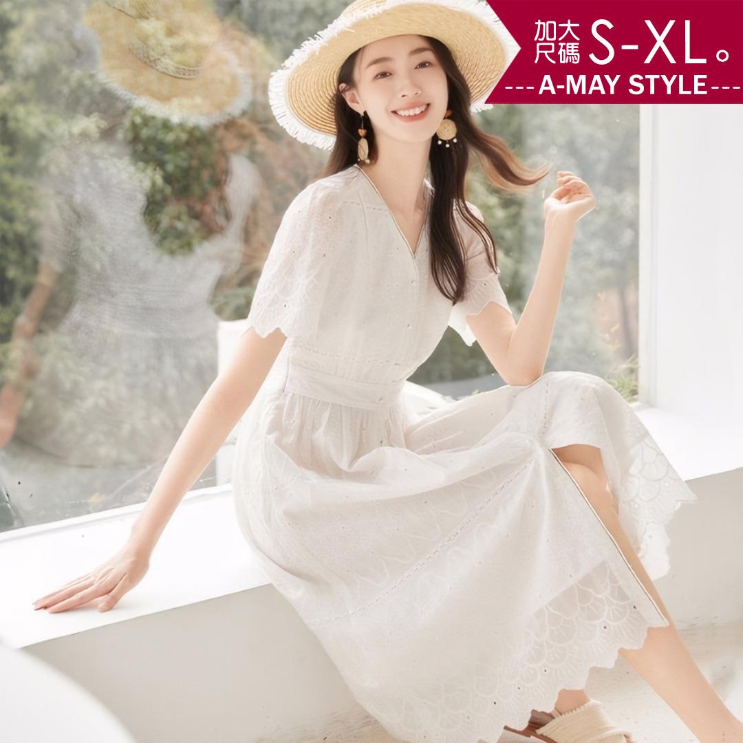 夏新品 加大碼女裝 連身裙 氣質V領繡花排釦顯瘦花邊連身洋裝(S-XL)【XAM250363】＊艾美時尚(現+預)