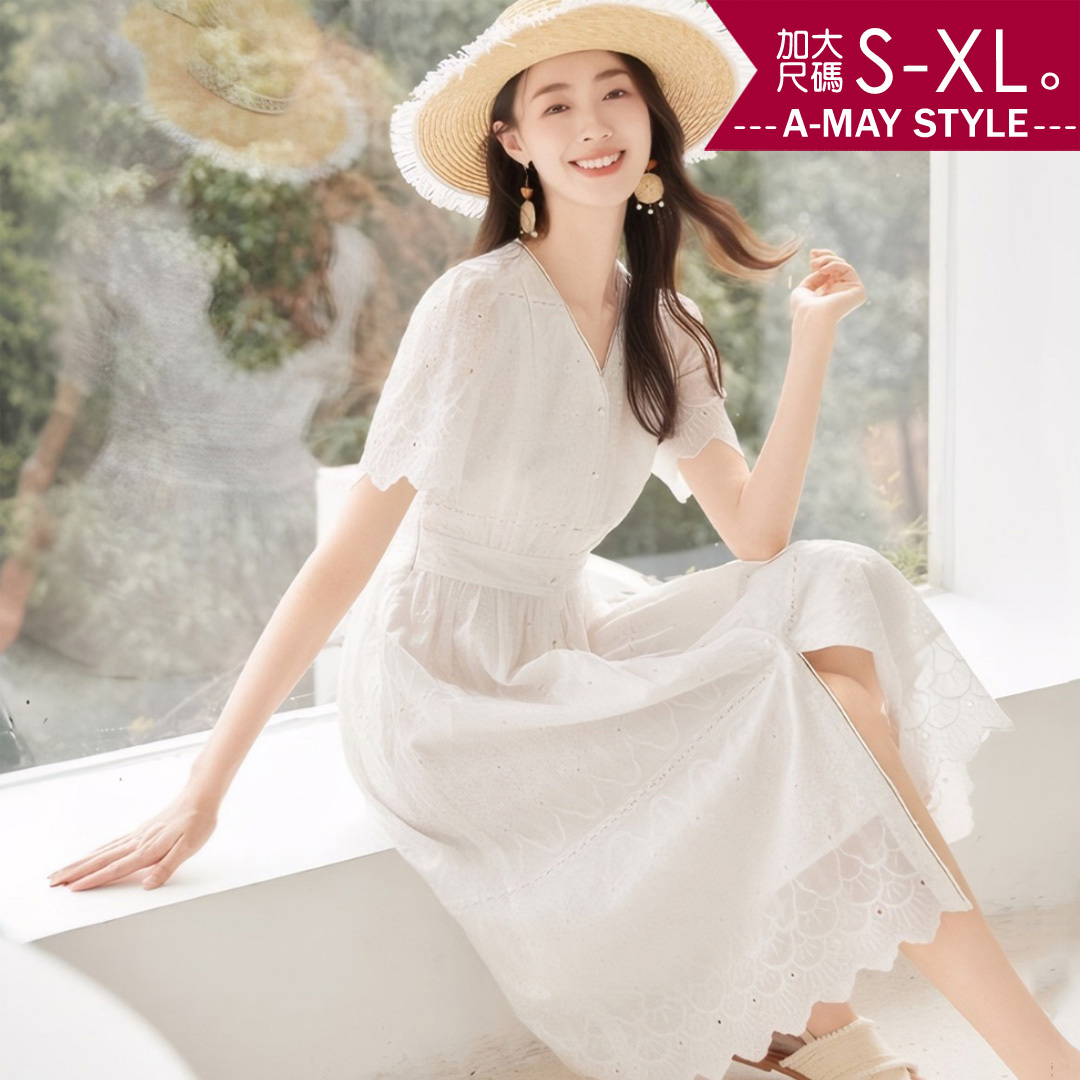 加大碼女裝 連身裙 氣質V領繡花排釦顯瘦花邊連身洋裝(S-XL)【XAM250363】＊艾美時尚(現 預)
