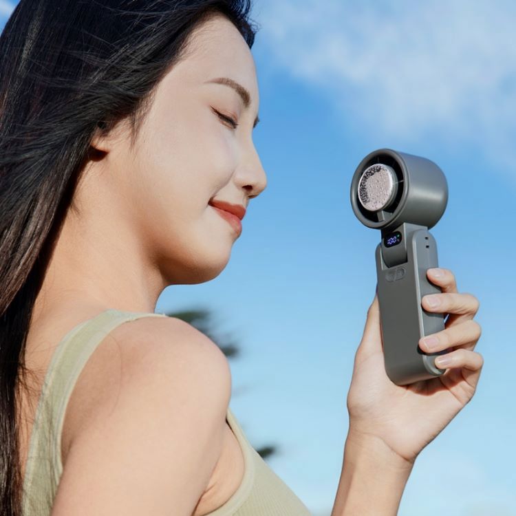 CYKE 冷敷手持風扇 100檔 掛脖風扇 桌上小風扇 迷你隨身折疊風扇 桌面立扇 便攜式電風扇 頸掛風扇 手持可掛式冷敷製冷摺疊風扇【NH0012】