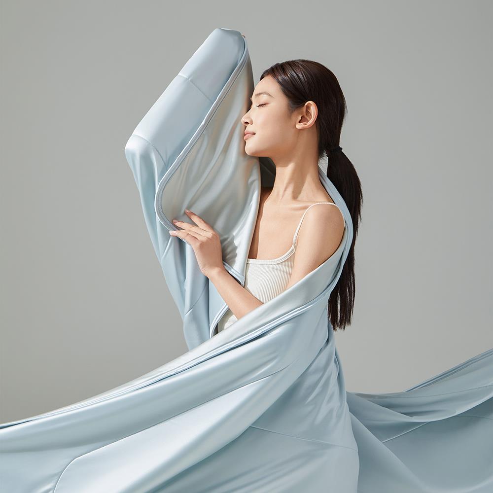 頂級冰絲水光藍硅膠涼感被(150x210cm) / HOYACASA
