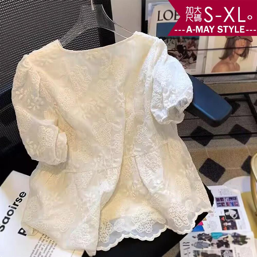 加大碼襯衫 娃娃衫 氣質V領緹花甜美洋裝感排扣上衣(S-XL)【XCC250526】＊艾美時尚(現 預)