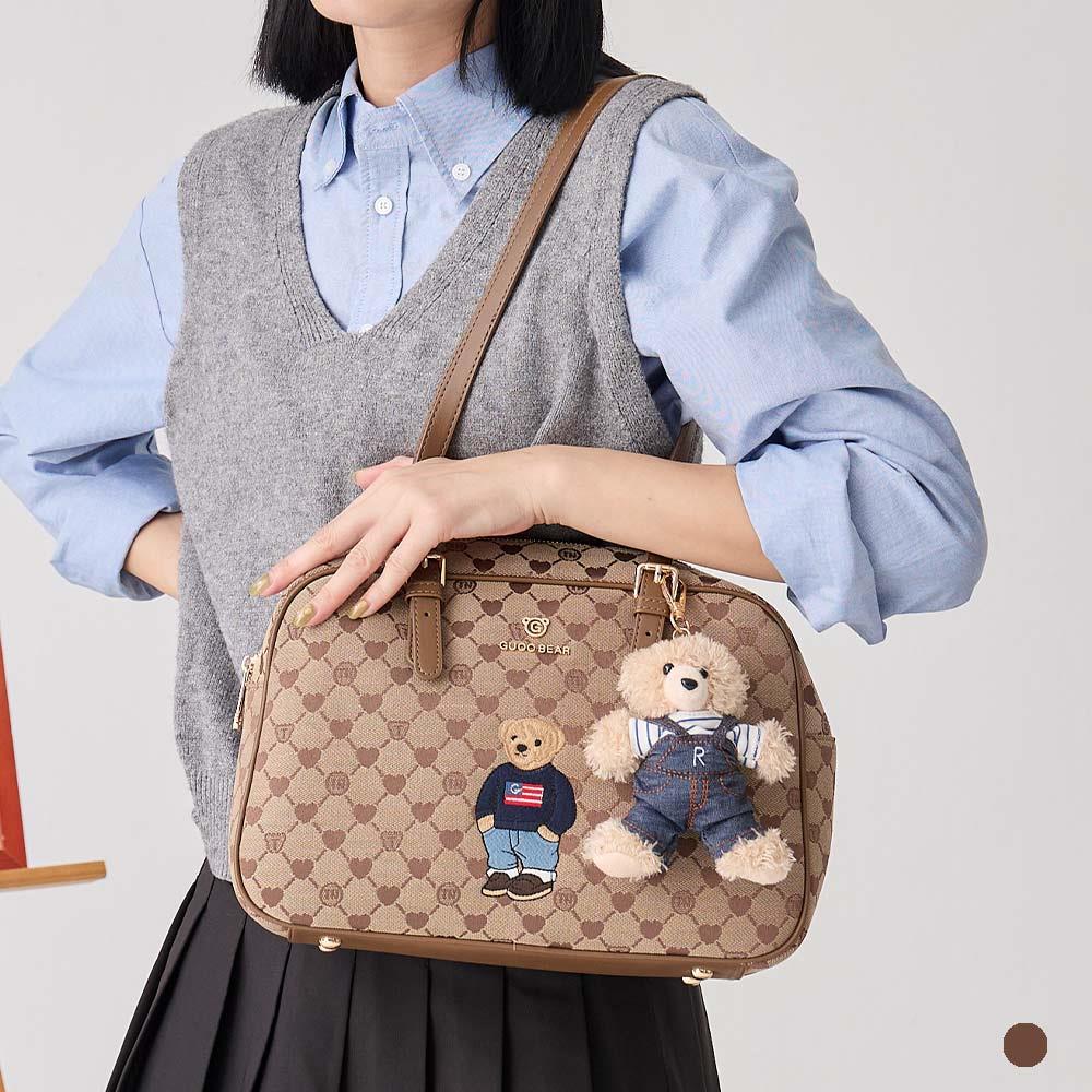 天藍小舖-GUOO BEAR刺繡小熊愛心老花肩背方包-單1款-$1480【A15153129】