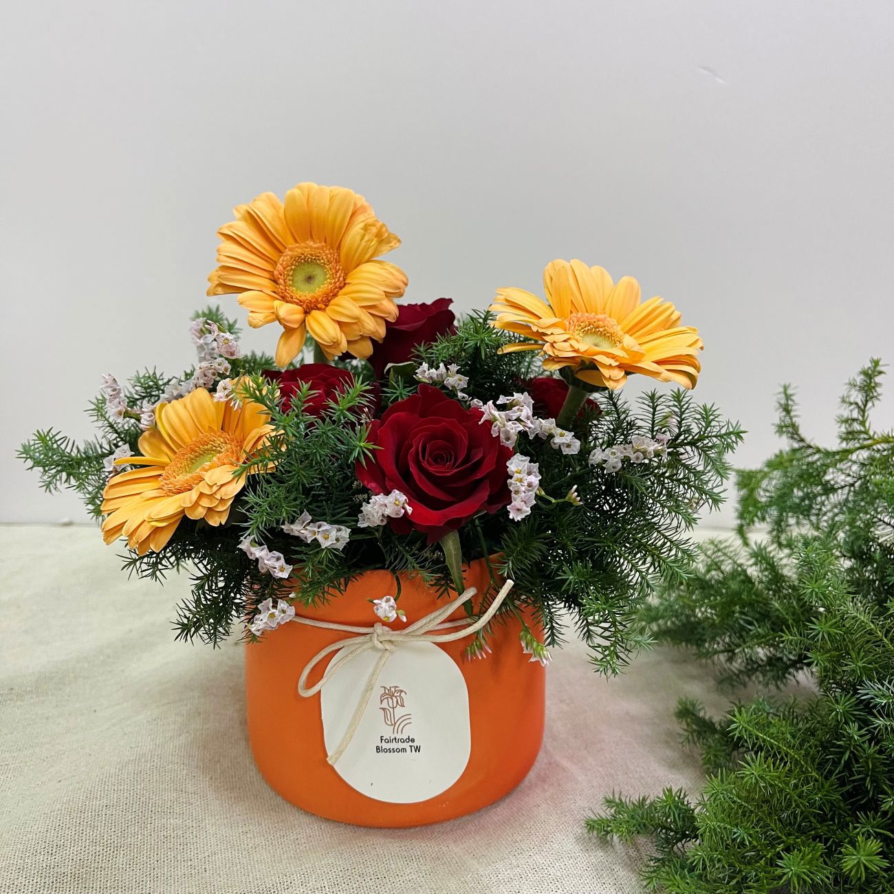 【公平花卉-宅配】萬聖節組合盆花(玫瑰1束、太陽花1束、雪松1束、粉星辰花1束、節慶盆器1個、花泥1個/盒x1)