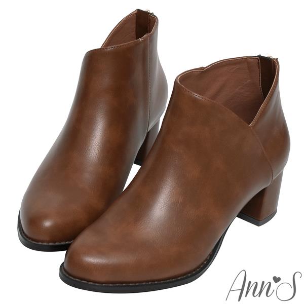 Ann’S纖瘦視覺-側V素面粗跟短靴5cm-棕