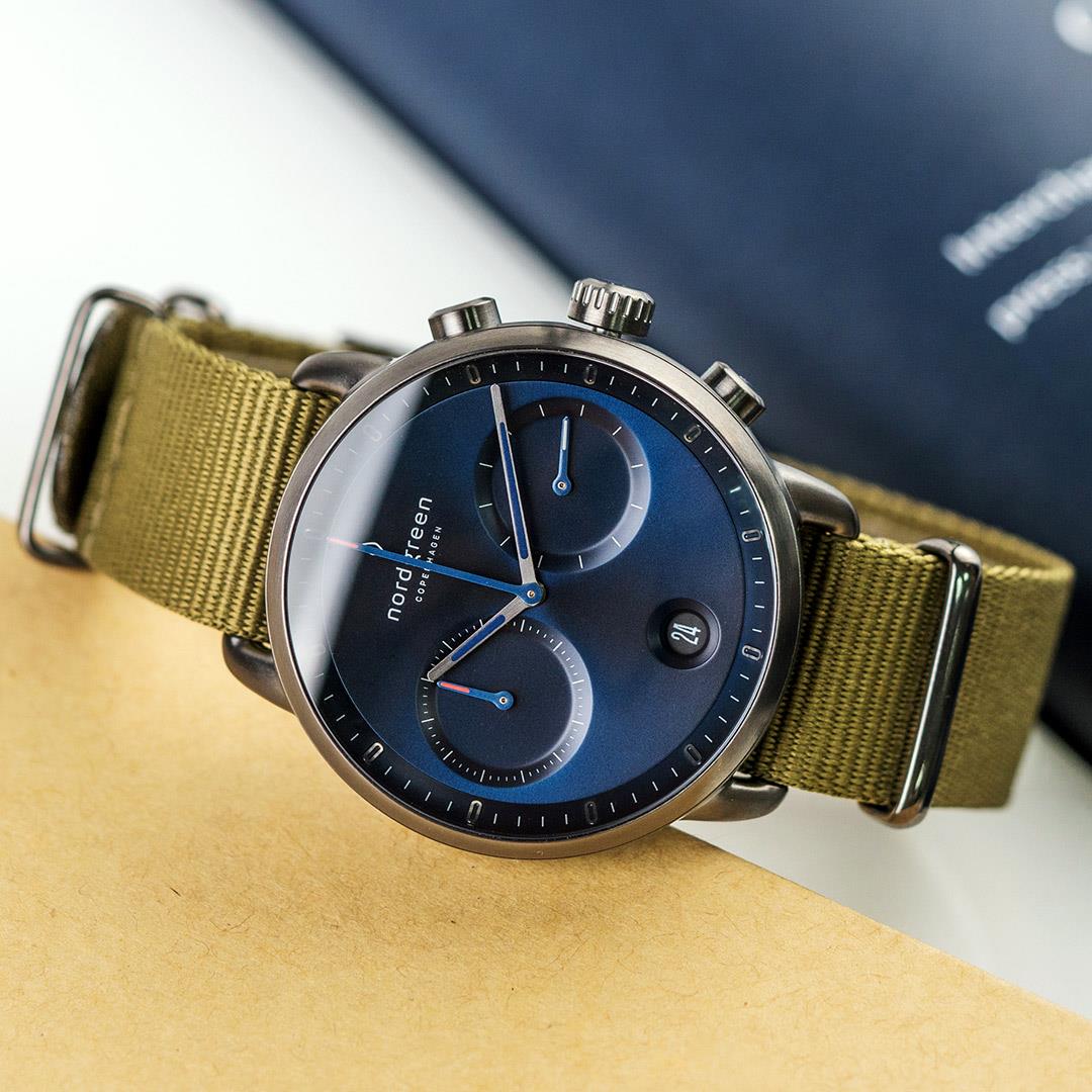 【限時加碼・贈原廠錶帶】ND手錶 Pioneer 先鋒 42mm 深空灰殼×藍面 波西米亞綠尼龍錶帶 Nordgreen 北歐設計師手錶 計時碼錶 PI42GMNYAGNA 熱賣中!