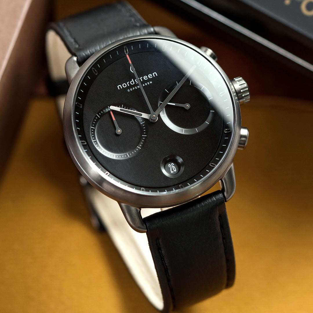 【限時加碼・贈原廠錶帶】現貨 ND手錶 Pioneer 先鋒 42mm 深空灰殼×黑面 極夜黑純素皮革錶帶 Nordgreen 北歐設計師手錶 計時碼錶 PI42GMVEBLBL 熱賣中!
