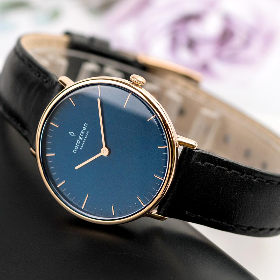 【限時加碼・贈原廠錶帶】ND手錶 Native 本真 32mm Lille 玫瑰金殼×藍面 極夜黑真皮錶帶 Nordgreen 北歐設計師手錶 NR32RGLEBLNA 熱賣中!