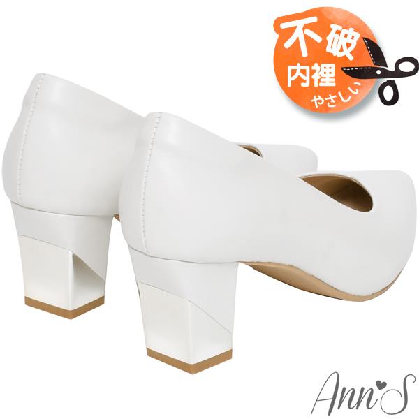 Ann’S上班族必備-小羊皮顯瘦V口電鍍尖頭粗跟包鞋6cm-白