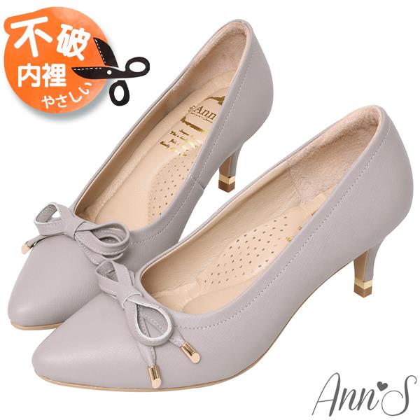 Ann’S自帶氣質光環-小羊皮質感壓紋蝴蝶結尖頭跟鞋6.5cm-灰