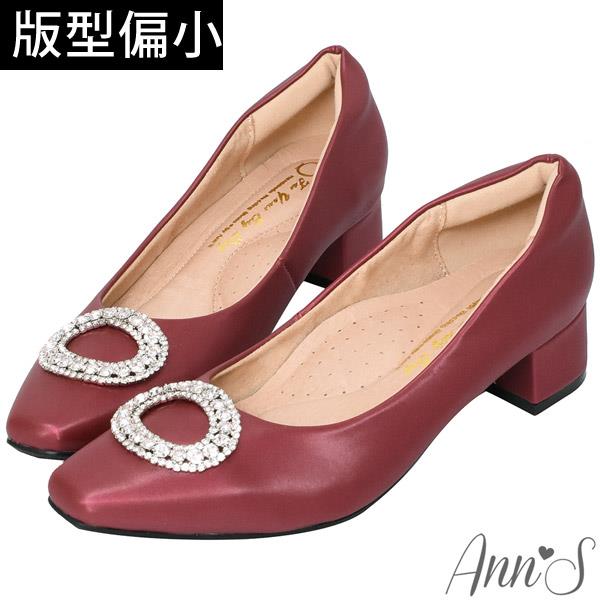 ▸APP獨賣有緣五折✨原價1980◂ Ann’S歐風古典-絲緞感圓形鑽扣小方頭低跟鞋4cm-酒紅(版型偏小)