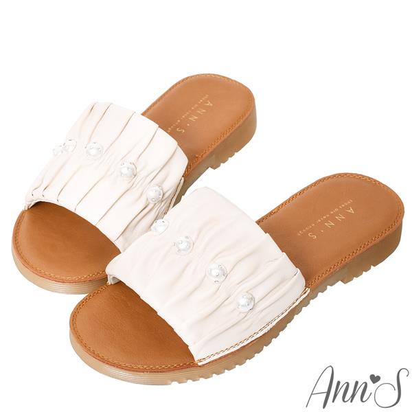 🍀兩雙現折$699🍀Ann’S名媛野餐局-全真皮抓皺珍珠碎鑽軟Q平底涼拖鞋-米白