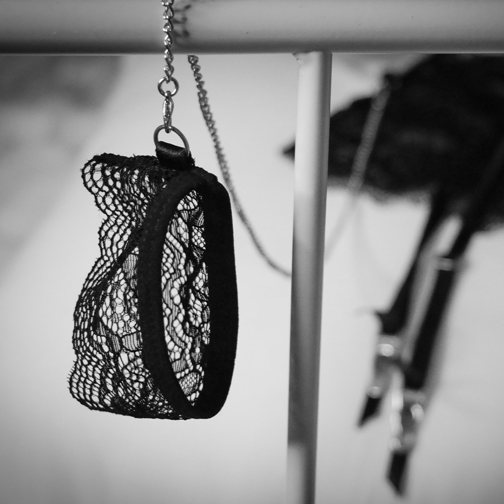 情趣道具【情慾枷鎖】性感手銬 吊襪帶(黑)