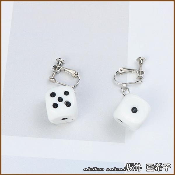 【坂井亞希子】趣味一下白色骰子造型耳環