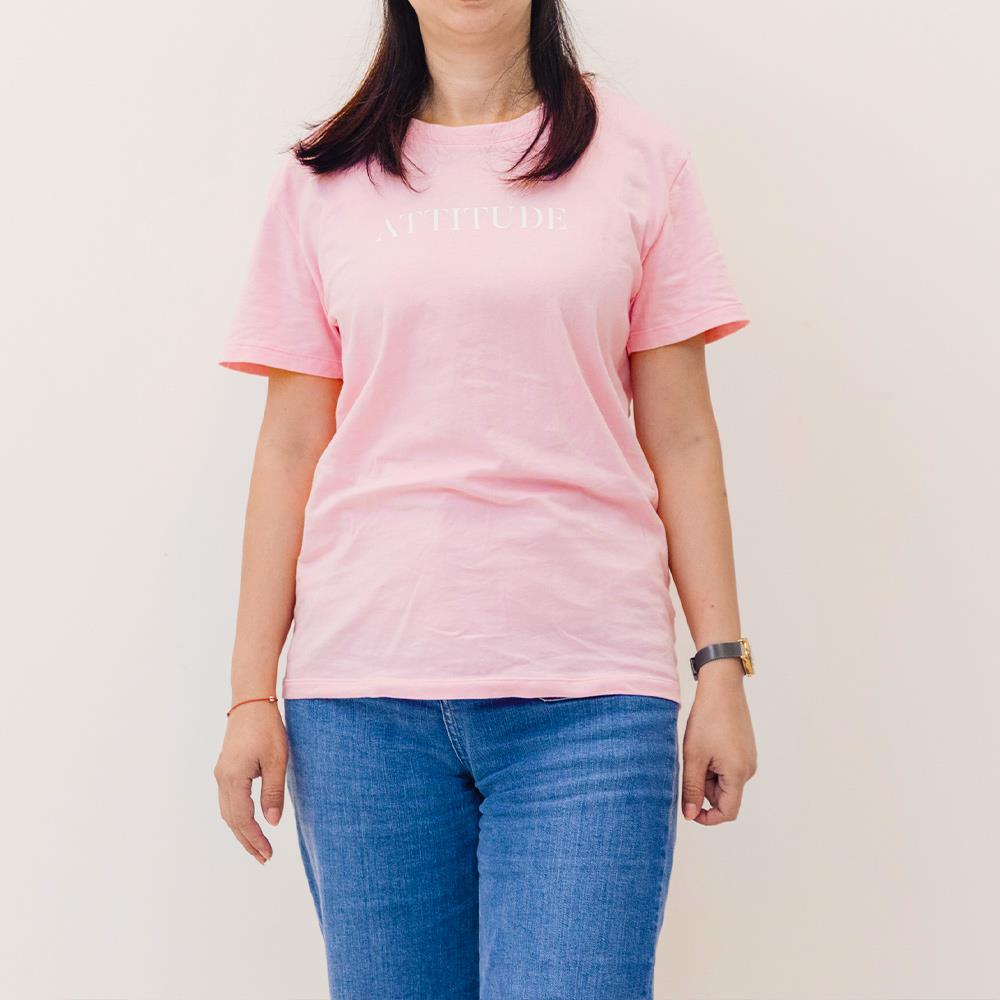 ★買一送一★ATTi TUDE-品牌LOGO設計短袖上衣 淺粉色 (中性版型 ) 短T T恤 AT-MT2205
