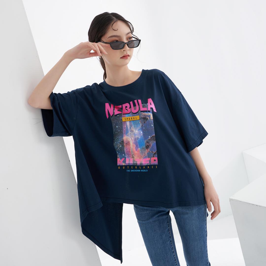 夢幻星空印花後開衩TEE(丈青)-女