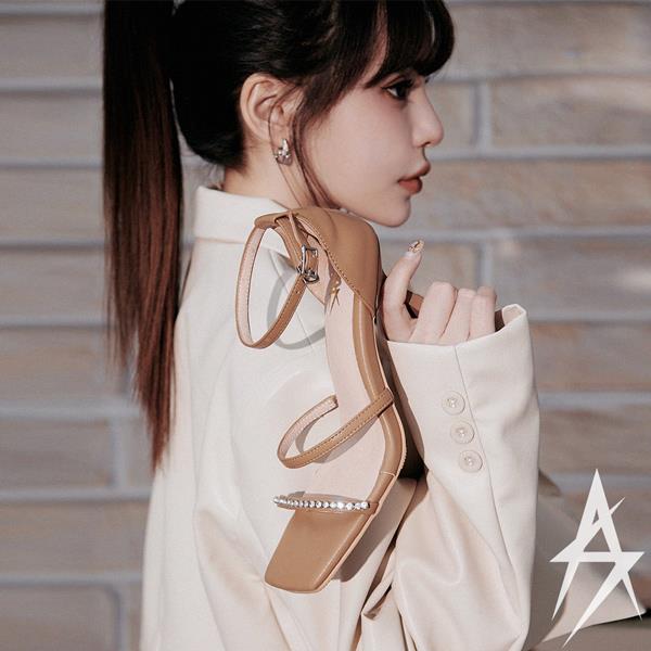 💐母親節限定專區最高7折💐ANNSTAR 詩亞SA聯名-燭光晚餐氣質鑽石酒杯跟一字帶涼鞋8cm-奶茶杏