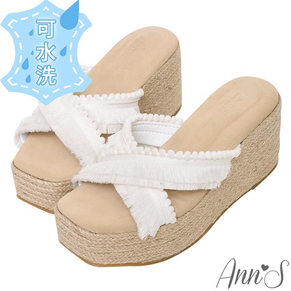 💎正價涼鞋買就送防水鞋袋💎Ann’S水洗牛皮-8cm防前衝厚底！「交叉流蘇球球」草編美腿系輕量楔型涼拖鞋-米白