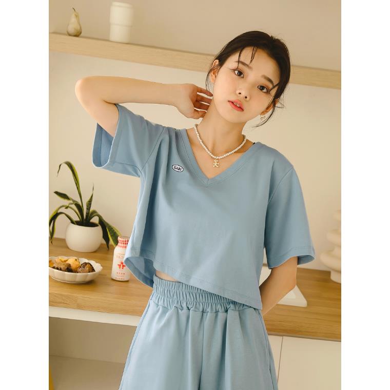 咖啡廳家族．GaBi刺繡V領短版TEE