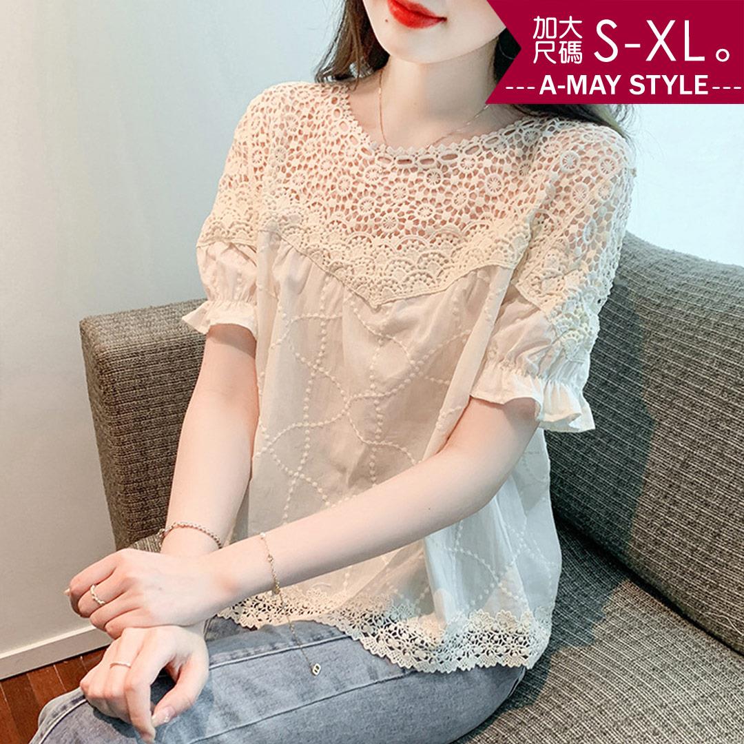 加大碼上衣-優雅勾花荷葉袖拼接蕾絲衫(S-XL)【XCM821641】＊艾美時尚(現 預)