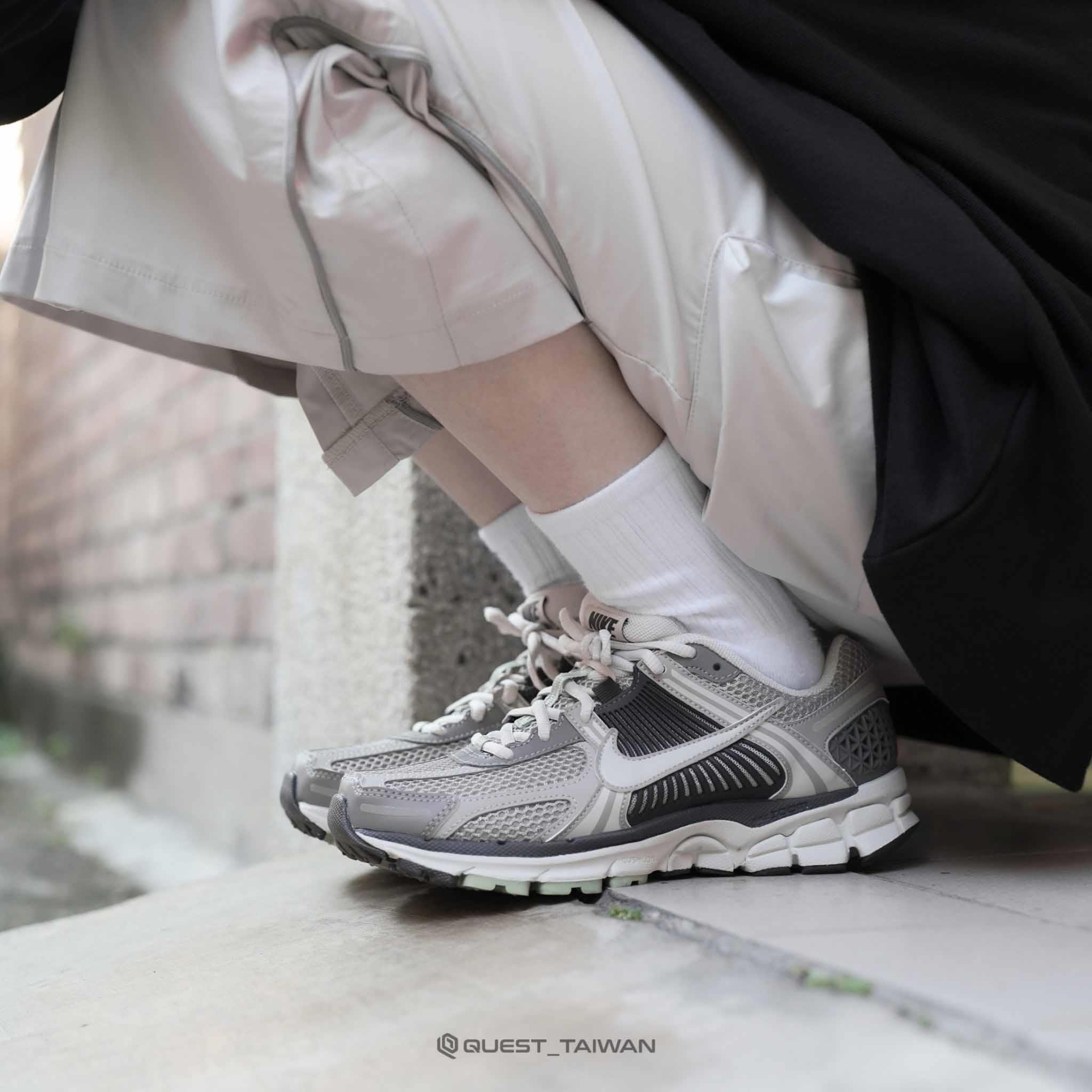 Nike ダークデニム クロスストラップ ビスチェ ナイキ NIKE（ナイキ）の「NIKE ナイキ 17-22AIRMAX EXCEE (PS) エア