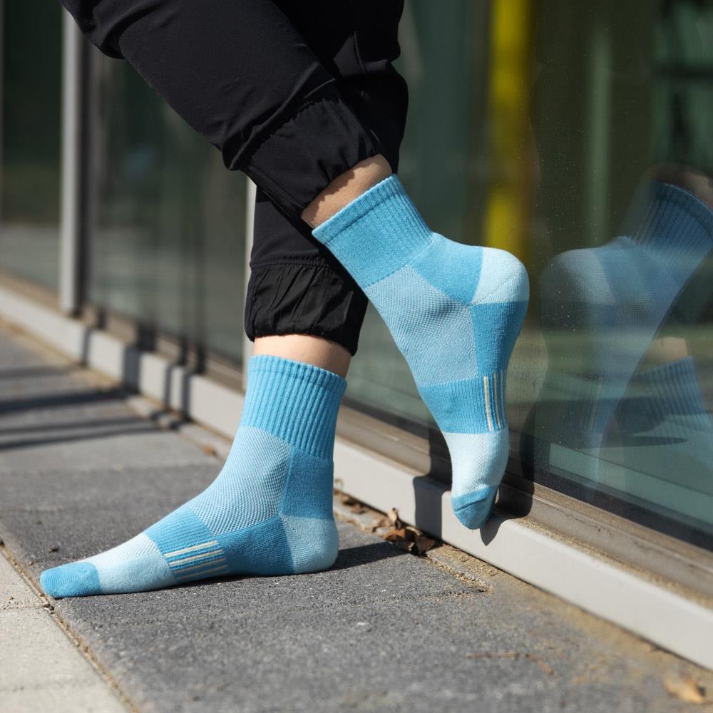 【M號】多彩科技運動襪-清湛藍-中筒
