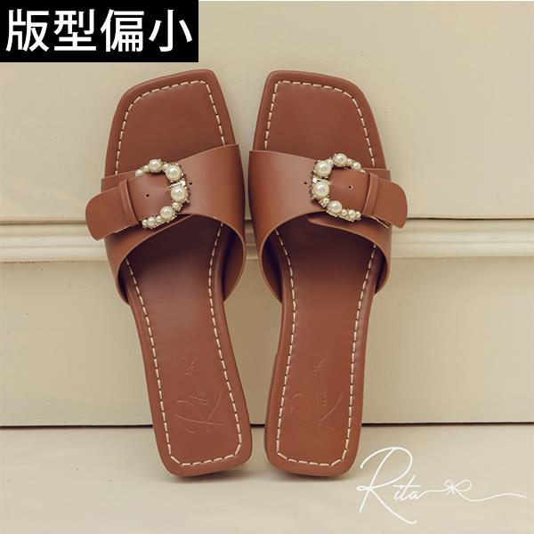 🍎任一雙現折$618🍎ANNSTAR RITA聯名-一抹輕甜可調節珍珠釦平底涼鞋-棕(版型偏小)